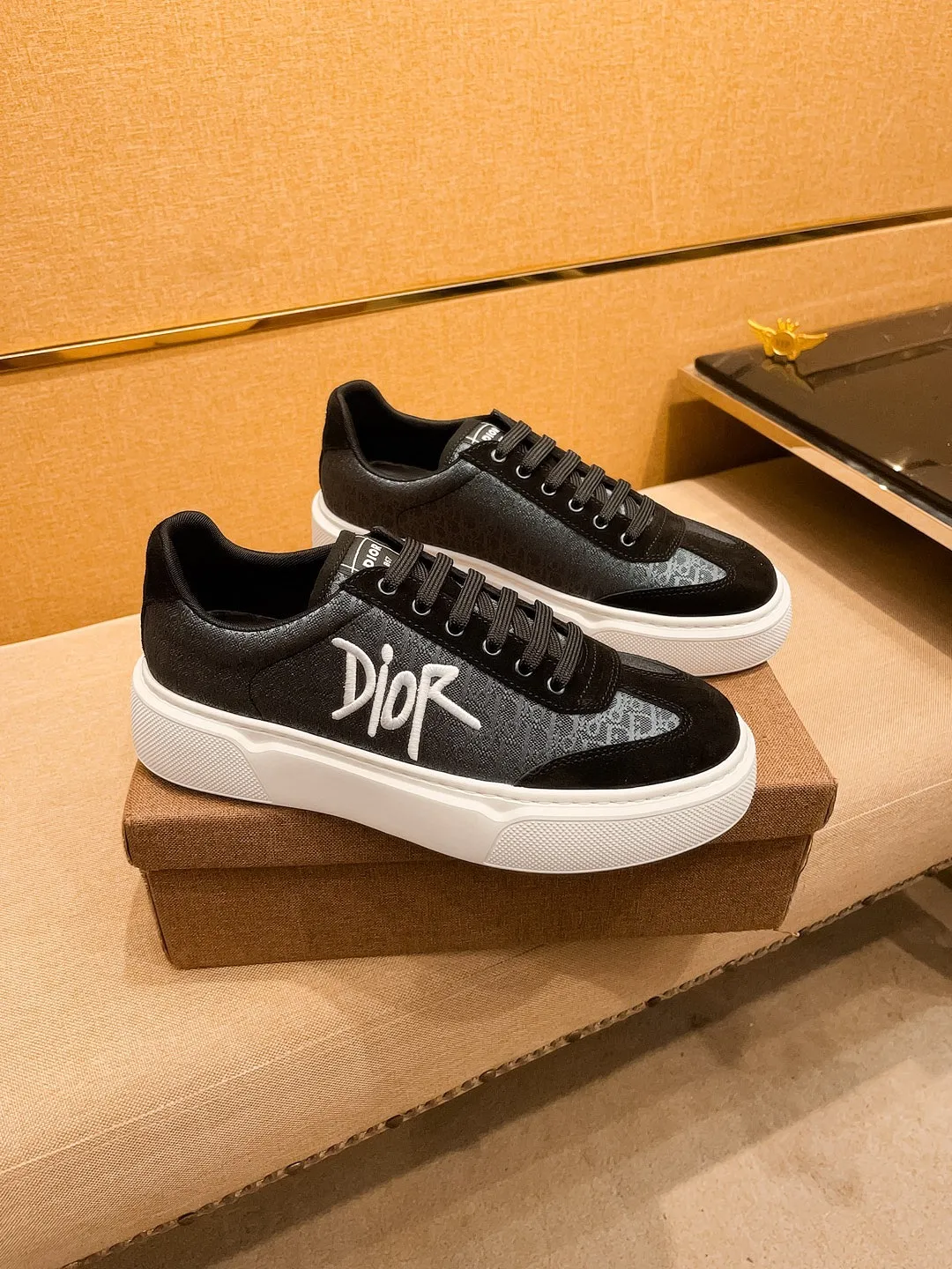 Men's shoes💰 400💰🔥【Dior】🔥Men's high-end brand of shoes official website 1:1 latest masterpiece: the upper is made of Italian imported first-layer cowhide with a comfortable and breathable lining➕original non-slip and wear-resistant outsole🔥, making walking more convenient and comfortable! An exclusive new model, a stunning work, a beautiful 1:1 replica [color] compared to the official quality! Create a fashionable personality to set off your uniqueness! A must-have for trendy men! Classic🔥Size: 38-44 Color: 🔥Multiple colors available🔥